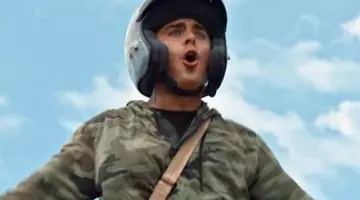 The sweatshirt RVCA camo Dave Stangle (Zac Efron) in Out-of-Control