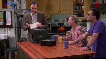 The lunch box Doctor Who on the fridge in The Big Bang Theory S09E07