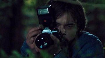 The camera Pentax of Jonathan Byers (Charlie Heaton) in Stranger Things S01E08