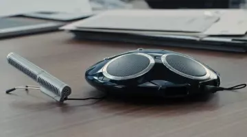 L'enceinte JBL de réunion sur le bureau de M (Judi Dench) dans Skyfall