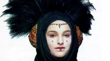 Le centre du head­band de Padme (Na­tha­lie Port­man) dans Star Wars I : La menace fantôme