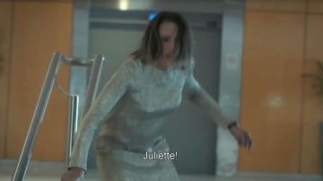 La robe Mar­tin Grants de Andrea Martel (Camille Cottin) à Cannes dans Dix pour Cent S02E06