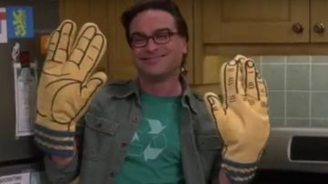 Le gant pour four Star Trek Spock de Leonard Hofstadter (Johnny Galecki) dans The Big Bang Theory S09E09