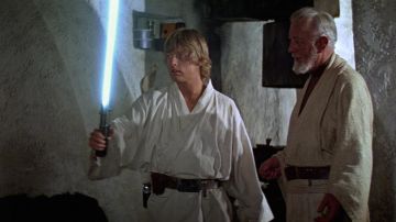 El sable de luz de Luke Skywalker (Mark Hamill) en Star Wars IV: Una nueva esperanza