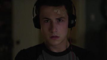 The Beats headphones By Dre of Clay Jensen (Dylan Minnette) in 13 Reasons Why