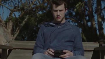The walkman Sony of Clay Jensen (Dylan Minnette) in 13 Reasons Why S01E04