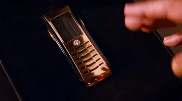 Terry Benedict 's (Andy Garcia) Gold Samsung Cell Phone in Ocean's Thirteen