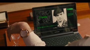 L'ordinateur portable Sam­sung No­te­book de Harry hart / Galahad (Co­lin Firth) dans King­sman