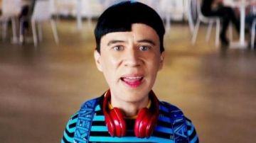 Le casque Sam­sung sans fil rouge dans Zoo­lan­der 2