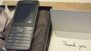 The Samsung GT-S5611 of Moneypenny (Naomie Harris) in Spectrum