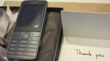 The Samsung GT-S5611 of Moneypenny (Naomie Harris) in Spectrum