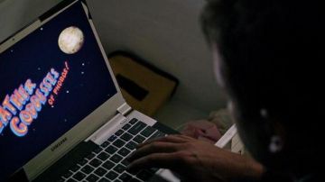 The pc Samsung mobile of Mark Watney (Matt Damon) in a Single on March