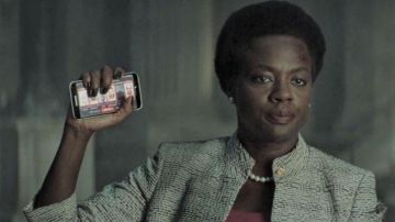 Le Samsung Galaxy 5 d'Amanda Waller (Viola Davis) dans Suicide Squad