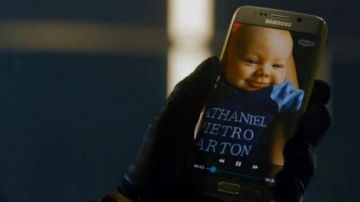 Samsung Galaxy 6 de Hawkeye (Jeremy Renner) en Avengers 2