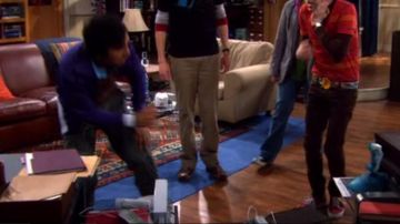 The WII console of Leonard Hofstadter (Johnny Galecki) The Big Bang Theory S01E15