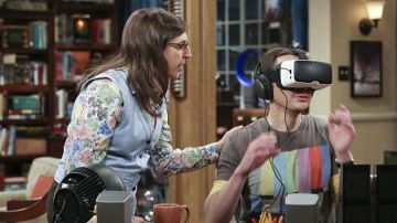 The helmet virtual reality VR ONE of Sheldon Cooper (Jim Parsons) in The Big Bang Theory S09E20