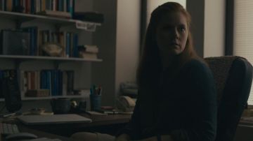 The Apple MacBook Pro of Dr. Louise Banks (Amy Adams) in first Contact