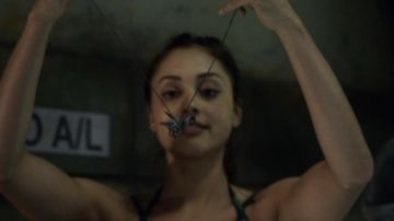 The collar of Raven Reyes (Lindsey Morgan) in " The 100 S01E02