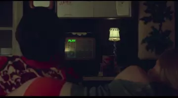 La télévision avec magnétoscope de Jamie (Adam Driver) dans While We're Young