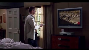 Tv Panasonic plasma from John Smith (Brad Pitt) in Mr. and Mrs. Smith