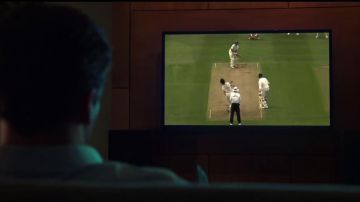 Tv LED LG of J. B. Bernstein (Jon Hamm) in " Million Dollar Arm