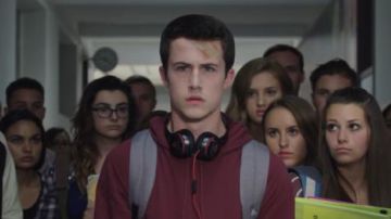 The headphones black and red Beats by Clay Jensen (Dylan Minnette) in 13 Reasons Why