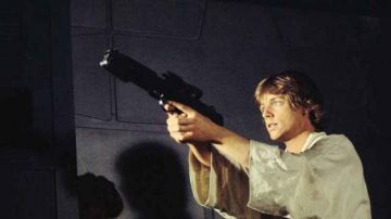 El bláster E-11 de Luke Skywalker (Mark Hamill) en Star Wars IV: Una nueva esperanza