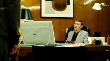 L'ordinateur blanc Acer de Oleg Malenkov (Sam Spruell) dans Taken 3