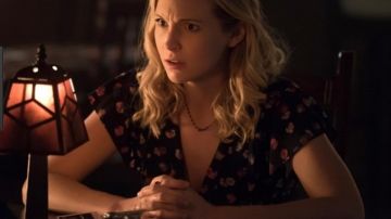 La robe à fleurs de Caroline Forbes (Candice Accola) dans The vampire diaries S08E11