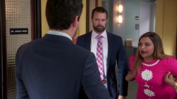 La robe rose à fleurs de Mindy La­hiri (Mindy Ka­ling) dans The Mindy Pro­ject