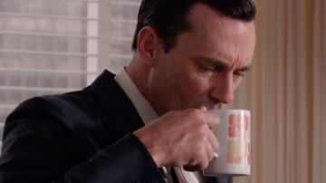 Le mug SC&P de Don Draper (Jon Hamm) dans Mad Men S06E13