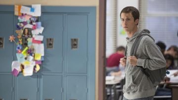 The backpack of Clay Jensen (Dylan Minnette) in 13 Reasons Why S01E01