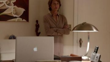 The Apple laptop Macbook of Dr. Evelyn Vogel (Charlotte Rampling) in Dexter