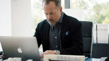 The laptop Mike Wagner (David Costabile) in Trillion