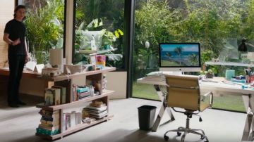 Apple computer iMac 27 inch-Maddy (Amandla Stenberg) in Everything, Everything
