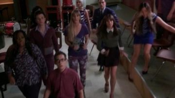 La jupe noire à plis de Ra­chel Berry (Lea Mi­chele) dans Glee S06E02