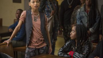 Le bomber brillant de Joelle Brooks (Ashley Blaine Featherson) dans Dear White People S01E06