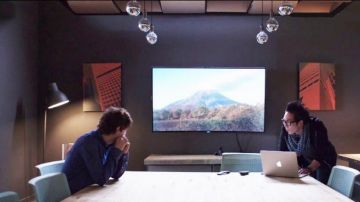 The laptop in the meeting room of the series Silicon Valley