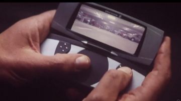 The mobile phone Sony Ericsson James Bond (Pierce Brosnan) in "Tomorrow never dies"