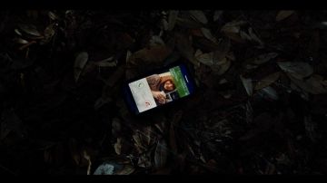 The smartphone black Zach (Nick Robinson) in "Jurassic World"