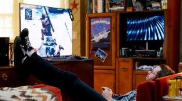 Xbox 360 console with Gilfoye (Martin Starr) in Slicon Valley