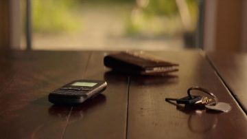 The mobile phone black of Dawson Cole (James Marsden) in "A second chance"