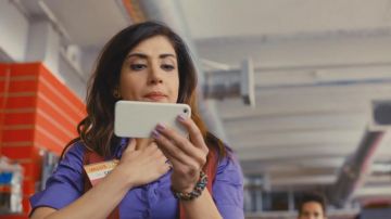 The smartphone Apple iPhone 5 Kelly Maxwell (Dana DeLorenzo) in Ash vs Evil Dead S01E01