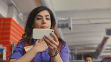 The smartphone Apple iPhone 5 Kelly Maxwell (Dana DeLorenzo) in Ash vs Evil Dead S01E01