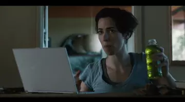 L'ordinateur portable gris argent de Robyn (Rebecca Hall) dans "The gift"