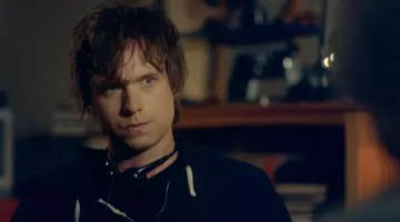 The audio headset black Mike Ross (Patrick J. Adams) in "Suits"