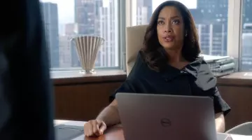 L'ordinateur portable gris Dell de Jessica Pearson (Gina Torres) dans "Suits"