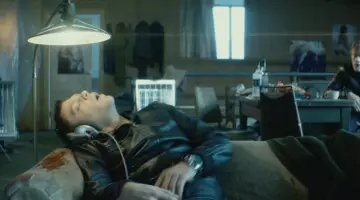 Le casque audio gris de Gregori (Omer Barnea) dans "John Wick"