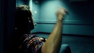 Auriculares blancos de Matt Weston (Ryan Reynolds) en "Close Security"