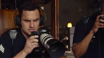 Le casque audio noir de Ryan Davis (Jake Johnson) dans "Cops : Les Forces du désordre"